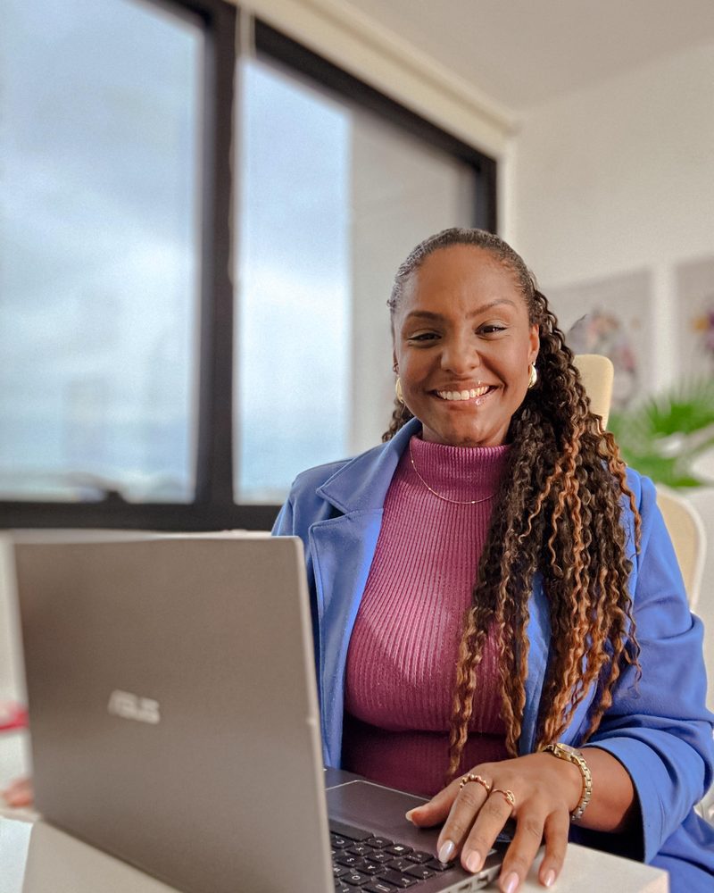 Psicóloga Ana Caroline Santos em atendimento online